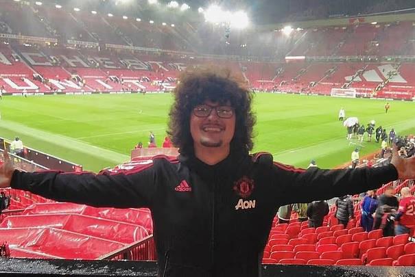 根据, 艾莱特从去, 他的社媒账